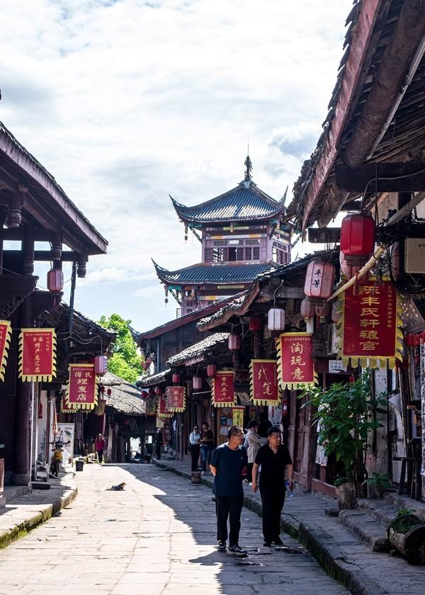 项伯帮刘邦明明是叛变行为，项羽知道后，为何不惩罚项伯？